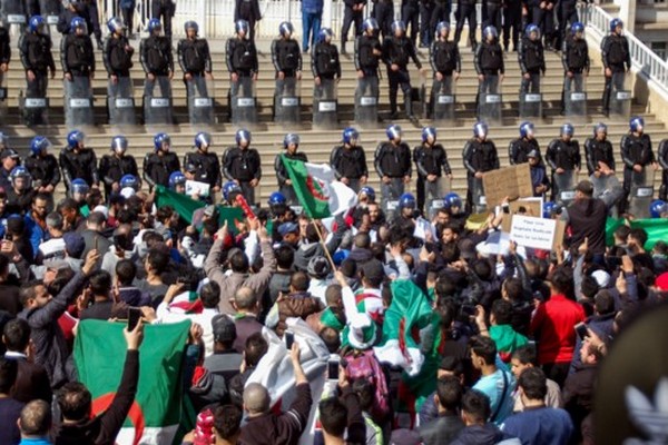 Протести в Алжирі: майже 200 осіб отримали поранення