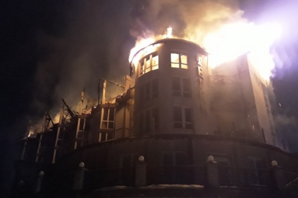 На Львівщині в готелі спалахнула масштабна пожежа
