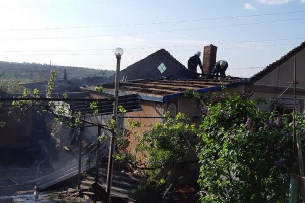 На Миколаївщині спалахнув житловий будинок: постраждали мама з дитиною
