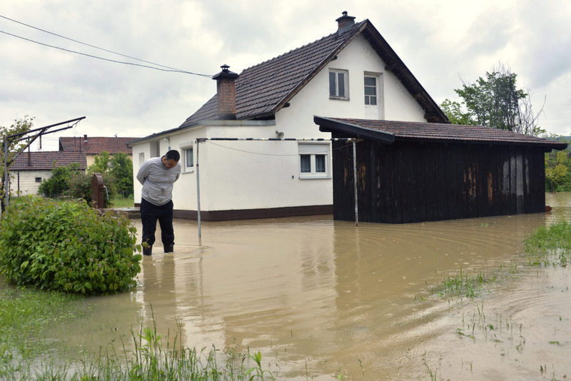Повінь на Балканах: вода затопила десятки будинків і доріг