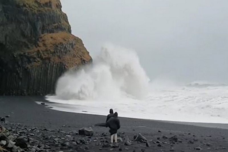 В Ісландії величезна хвиля змила туристів під час групового селфі: відео
