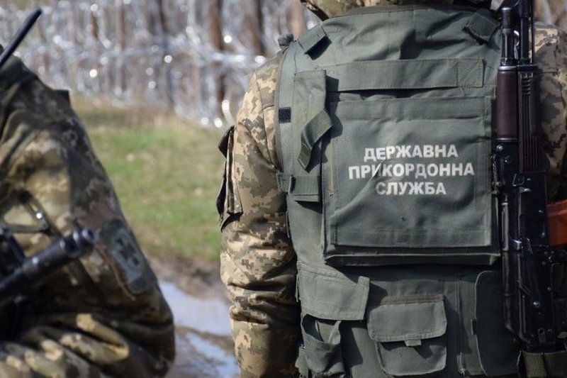 У Чернівецькій області прикордонники відкрили вогонь по контрабандистах: троє поранених