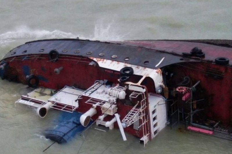 Занурився у воду більше. З’явились нові фото танкера Delfi, що терпить лихо біля Одеси (Фото, Відео)