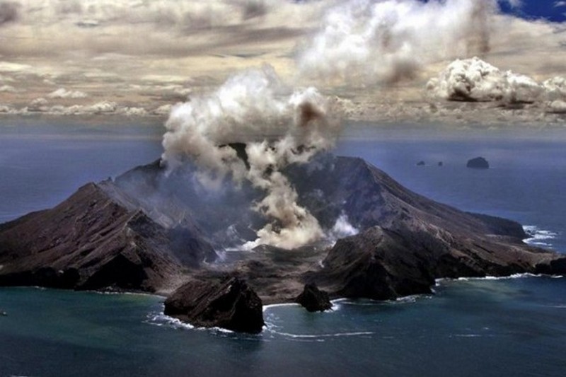 Кількість загиблих через виверження вулкану в Новій Зеландії зросла до 16