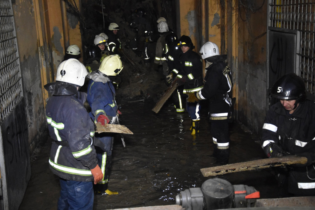 Пожежа в Одесі: під завалами виявили ще одне тіло, 12 зниклих досі шукають. Опубліковані фото з середини коледжу