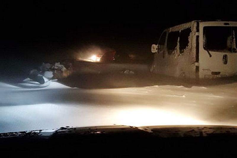У Чернівецькій області понад 15 автомобілів опинилися у сніговому полоні – ЗМІ