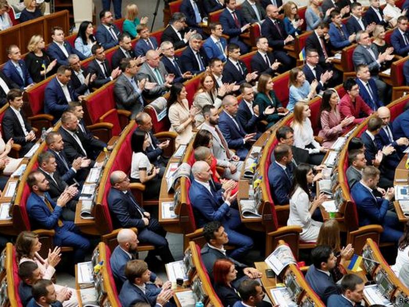 Верховна Рада підтримала скорочення складу парламенту до 300 осіб