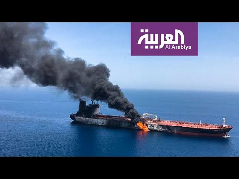 Танкер з нафтою загорівся біля берегів ОАЕ, відео з місця пожежі