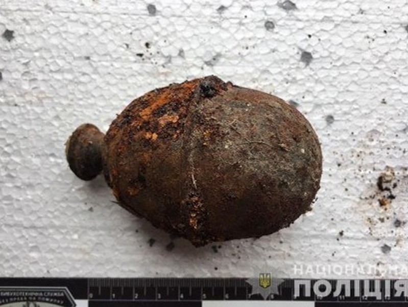 На Тернопільщині чоловік знайшов гранату в себе під паркетом (ФОТО)