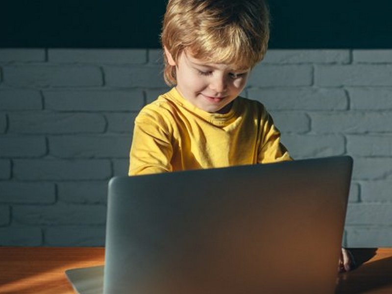 Небезпека в мережі: Мінцифри випустило ролик про захист дітей в інтернеті