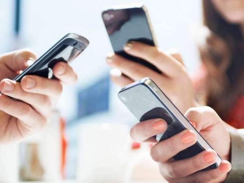 Мобільні оператори України скасували плату за дзвінки у роумінгу на гарячі лінії: деталі