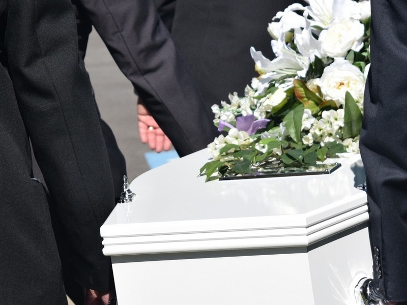 МОЗ не радить на похоронах цілувати померлих
