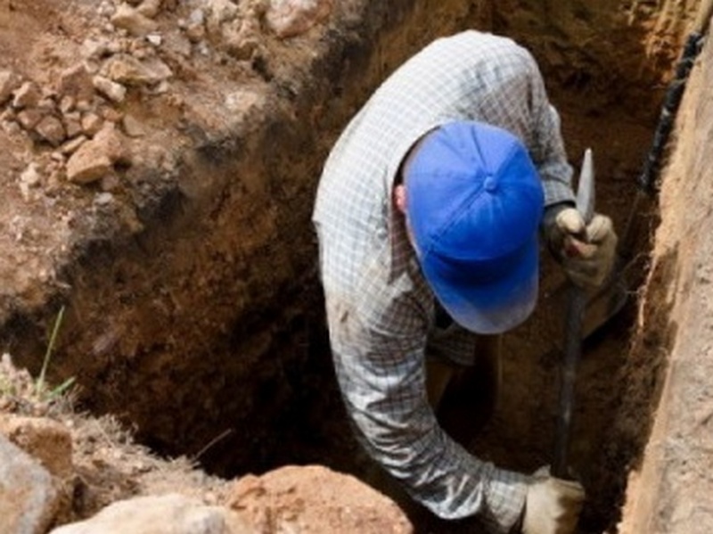 Лячно дивитися: у Дніпрі викопали 600 могил для жертв коронавірусу (ВІДЕО)