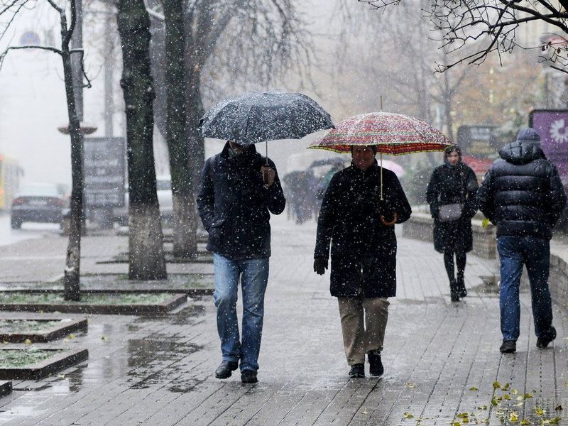 Заморозки і мокрий сніг: синоптик дав прогноз погоди в Україні до кінця квітня