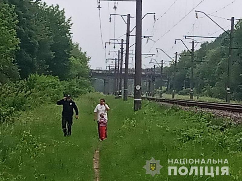 На Житомирщині жінка вирішила кинутися під потяг із 5-річною донькою (фото)
