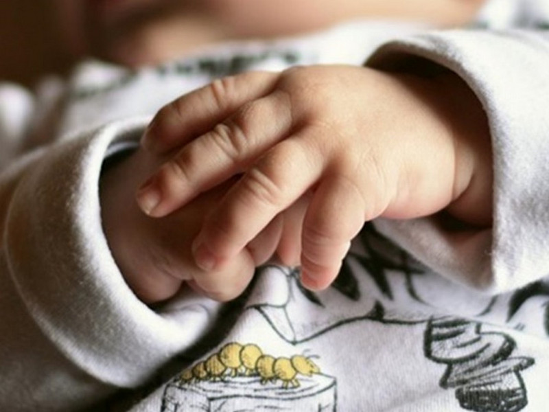 Побите немовля: під Херсоном виявили 7-місячну дівчинку з побоями та зламаною рукою, відео