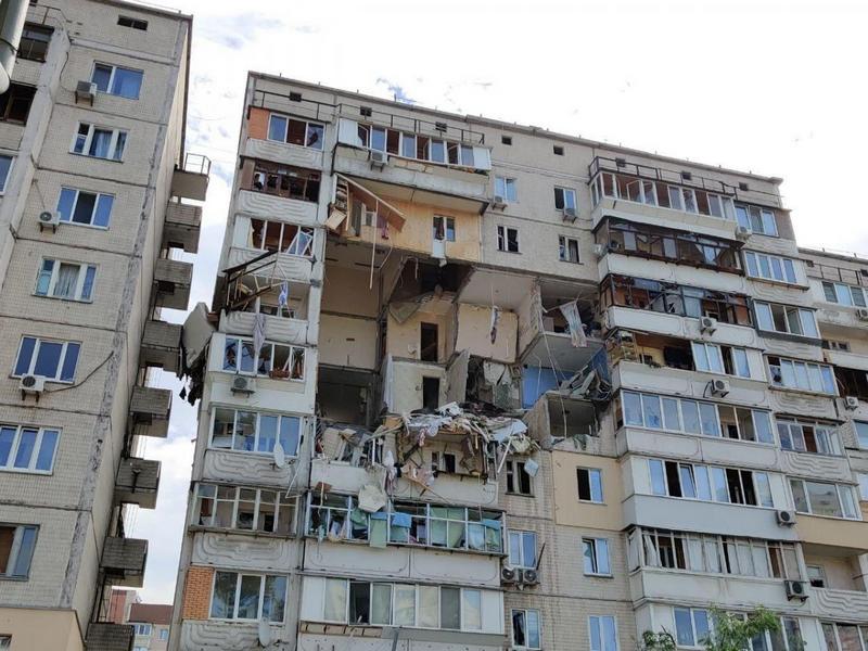 Тріснула навіть земля: в ДСНС показали відео із зруйнованих квартир