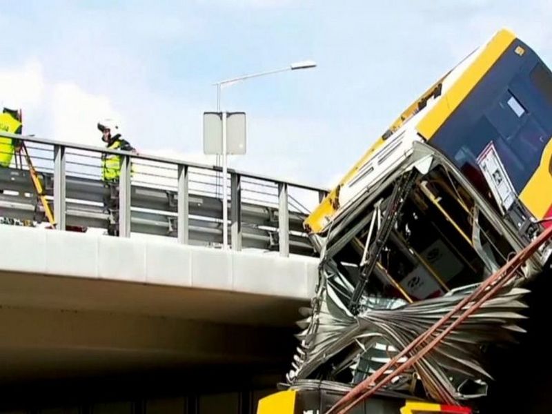 Масштабна аварія у Варшаві: автобус упав із мосту