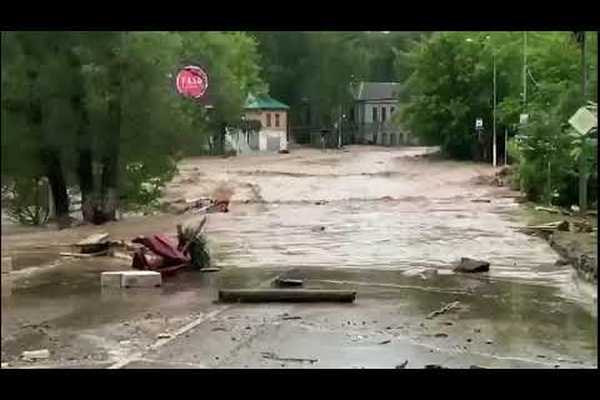 Потоп під Москвою: прорвало дамбу, позносило будинки й дерева – відео