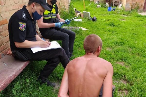 На Вінниччині під час конфлікту через жінку чоловіка зарізали косою. ВІДЕО