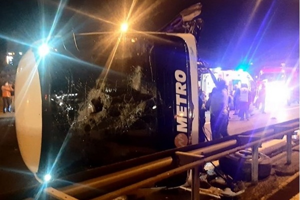 У Туреччині автобус влетів у будівельний бар'єр: одна людина загинула, 17 поранених