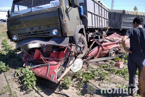 На Херсонщині в результаті ДТП вантажівка розчавила легковик: загинув водій (ВІДЕО)
