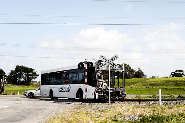 У Новій Зеландії шкільний автобус зіткнувся з поїздом: водій загинув, госпіталізовані діти