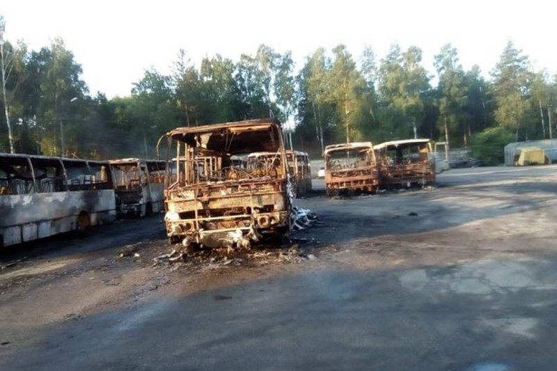 На Київщині через пожежу згоріли десять автобусів 