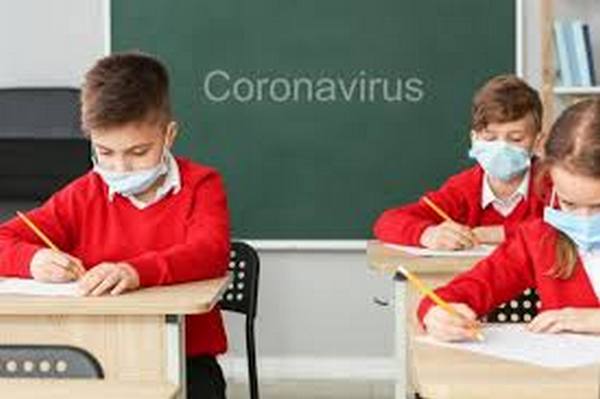 Спалах коронавірусу у львівському ліцеї: захворіли шість вчителів, дітей відправили на канікули