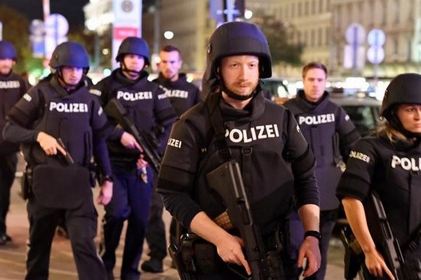 Серія нічних терактів у Відні: 3 загиблих, 15 поранених, нападники, ймовірно, в бігах
