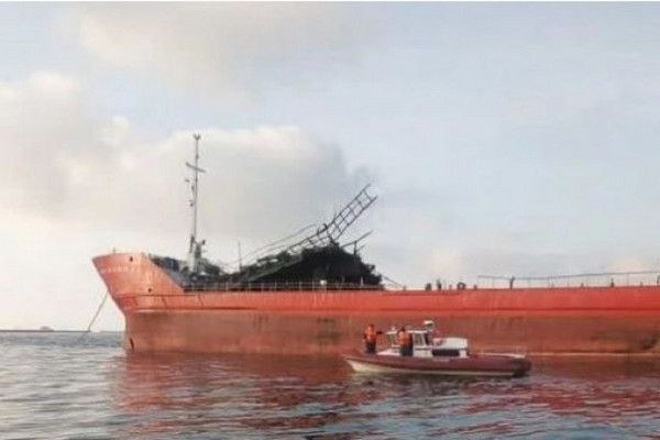 Росіяни зупинили пошук моряків, зниклих після вибуху на танкері у Азовському морі