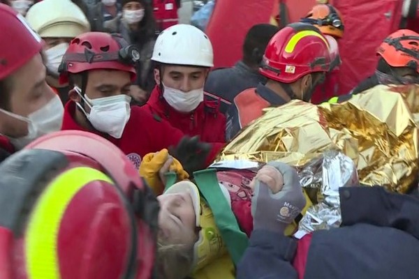 Через 65 годин після землетрусу в Туреччині з-під завалів витягли 3-річну дитину