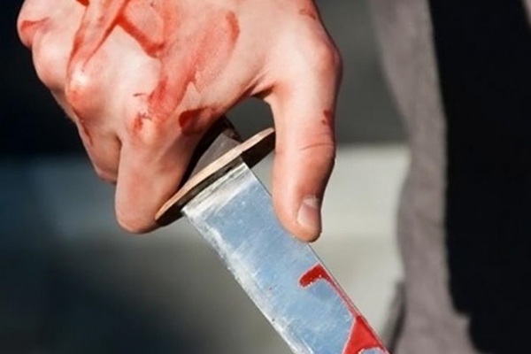 У Києві чоловік увірвався до церкви та погрожував вбити себе розбитою пляшкою — відео