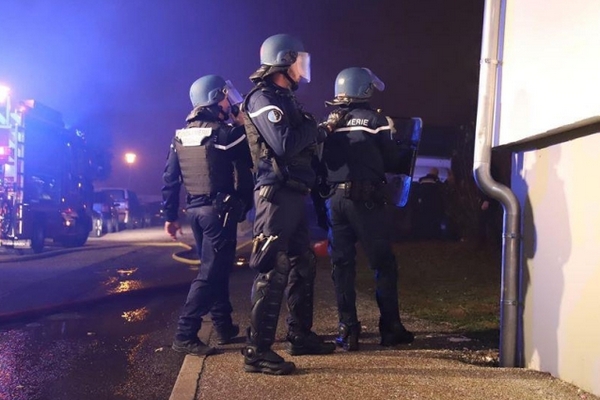 У Франції вбито трьох поліцейських, які приїхали за викликом про домашнє насильство