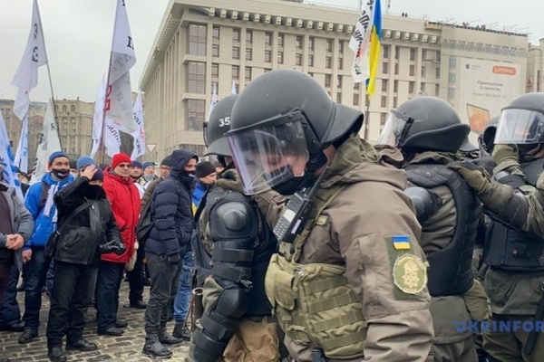 Під час мітингу на Майдані постраждали близько 40 поліцейських