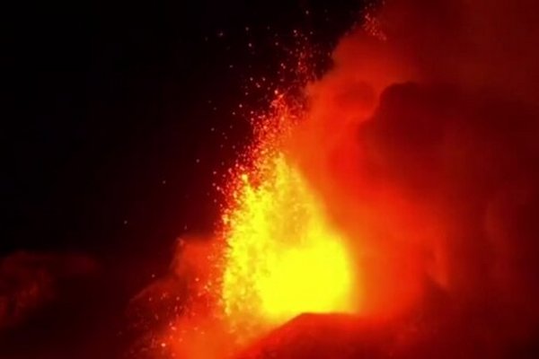 У Європі прокинувся найвищий діючий вулкан: вивергається до 100м у висоту