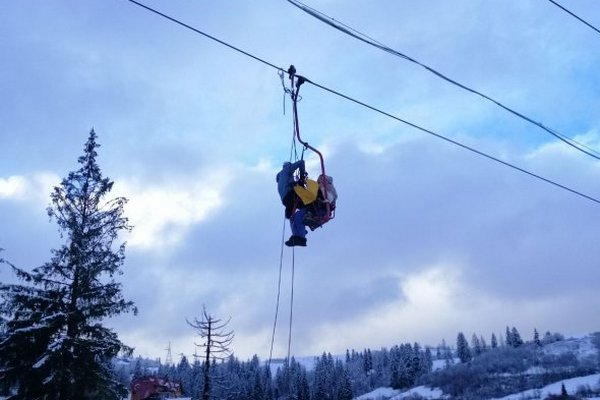 На гірськолижному курорті в Карпатах зупинився підйомник, застрягли 70 туристів (+ФОТО)