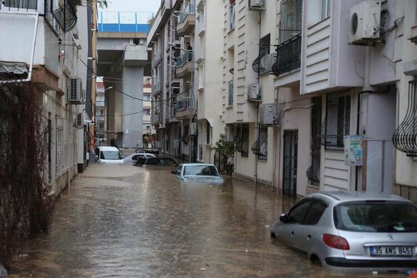 У турецькому Ізмірі - найбільші паводки за останні 26 років, є загиблі
