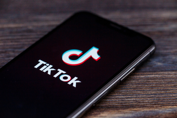 В Італії TikTok заблокує акаунти дітей після смерті дівчинки