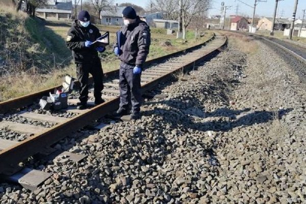 22-річна дівчина потрапила під потяг – їй відрізали ногу