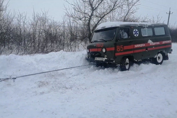 На Миколаївщині зі снігових заметів витягнули понад 50 автівок