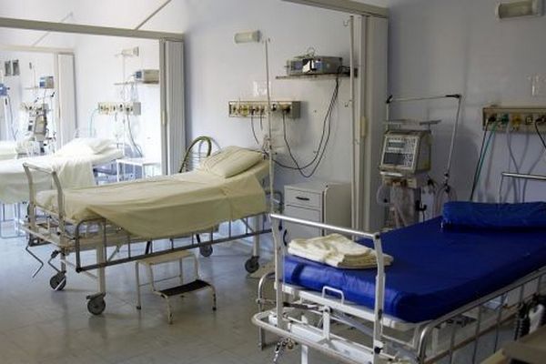 У Житомирі семеро учнів потрапили в лікарню через спалах кишкової інфекції
