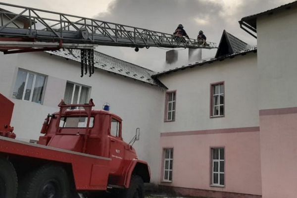 На Прикарпатті загорілася COVID-лікарня: евакуювали 37 осіб