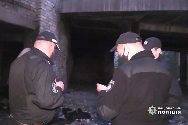 Жахлива смерть. У Києві двоє молодиків побили та підпалили чоловіка (відео)