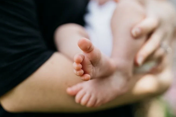 «Не труси дитину». В Україні запустили програму інформування батьків про синдром струшеної дитини