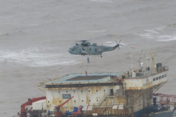 В Індії продовжують шукати 77 моряків, зниклих безвісти під час циклону: відео