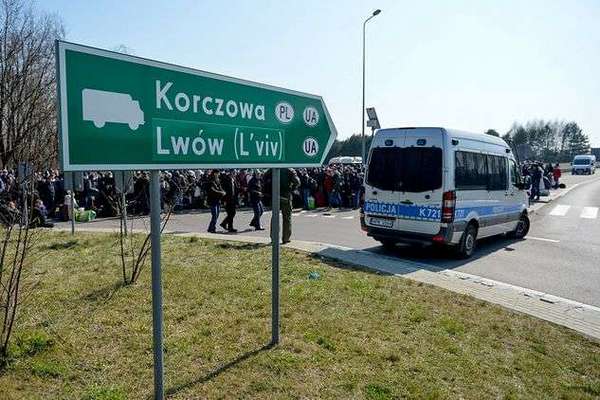 Польща вакцинуватиме українських заробітчан на кордоні