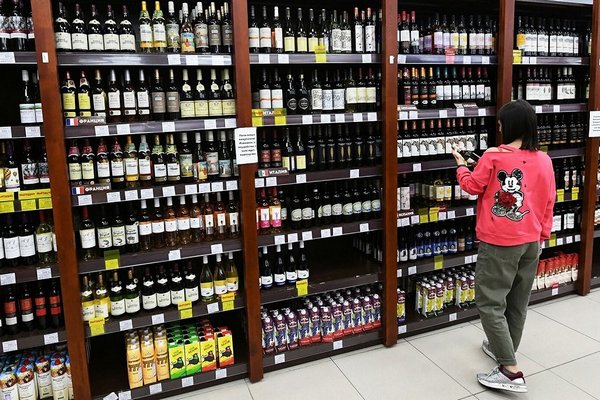 В Україні підвищать ціни на алкоголь: які напої подорожчають і на скільки
