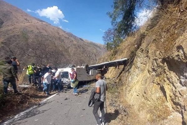У Перу автобус з робітниками впав зі скелі: загинули 16 осіб