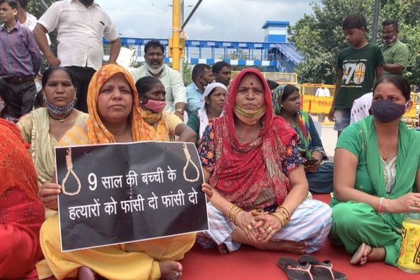 Індія протестує після зґвалтування, вбивства та насильницької кремації дитини